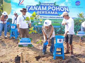 Direktur Utama AirNav Indonesia, Polana B. Pramesti saat penanaman 1.000 pohon nangka di Desa Burai, Selasa (3/9/2024). Foto: Sumselheadline/Pitria.