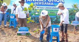 Direktur Utama AirNav Indonesia, Polana B. Pramesti saat penanaman 1.000 pohon nangka di Desa Burai, Selasa (3/9/2024). Foto: Sumselheadline/Pitria.