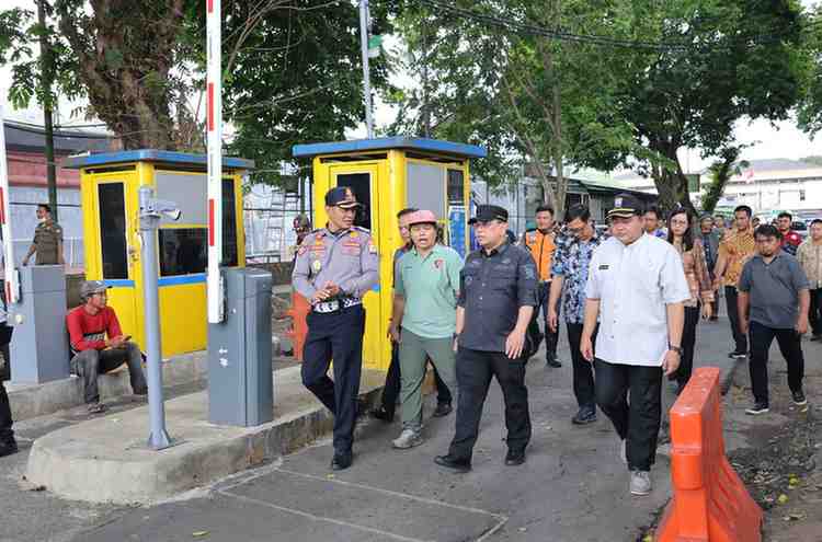 Penjabat Walikota Palembang, A Damenta meninjau sejumlah titik parkir di kawasan BKB, Kamis (26/9/2024). Foto: Kominfo Palembang.