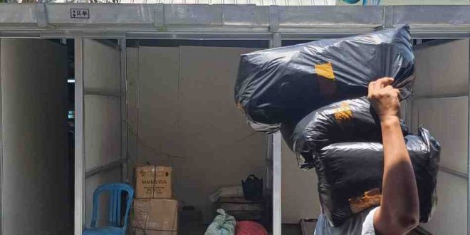Tampak seorang pedagang Pasar 16 Ilir Palembang mulai mengangkut barang dagangan ke los sementara, Selasa (17/9/2024). Foto: Sumselheadline/Pitria.