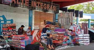 Pedagang pasar 16 Ilir pindah jualan di bawah Jembatan Ampera. Foto: Sumselheadlien/Pitria.