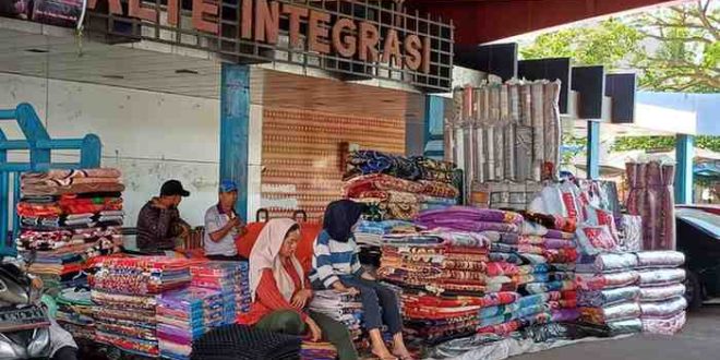 Pedagang pasar 16 Ilir pindah jualan di bawah Jembatan Ampera. Foto: Sumselheadlien/Pitria.