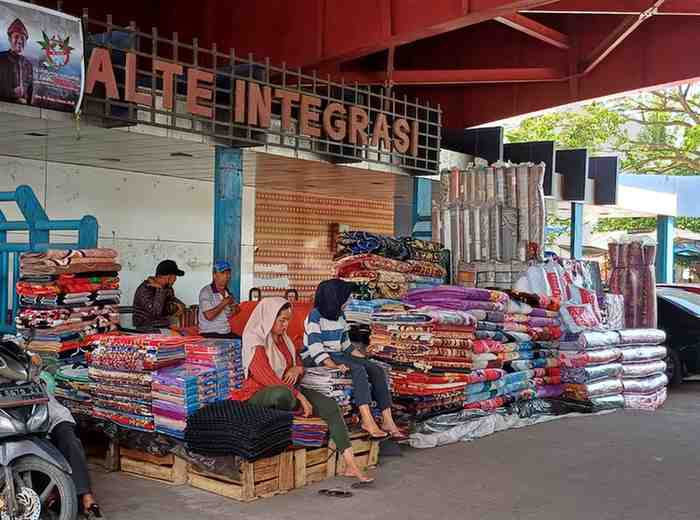 Pedagang pasar 16 Ilir pindah jualan di bawah Jembatan Ampera. Foto: Sumselheadlien/Pitria.