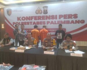 Redo Irawan (20) dan AA (18), tega menghabisi nyawa korban Efendi (28), seorang tukang ojek yang tengah bermain judi online. Foto: Sumselheadline/Ela.