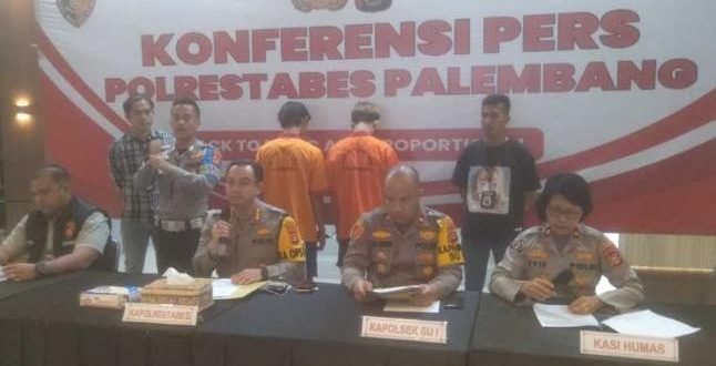 Redo Irawan (20) dan AA (18), tega menghabisi nyawa korban Efendi (28), seorang tukang ojek yang tengah bermain judi online. Foto: Sumselheadline/Ela.