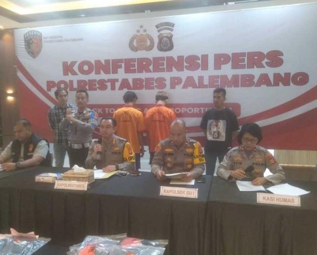 Redo Irawan (20) dan AA (18), tega menghabisi nyawa korban Efendi (28), seorang tukang ojek yang tengah bermain judi online. Foto: Sumselheadline/Ela.