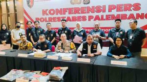 Polisi menggelar pers rilis atas kasus pembunuhan dan pemerkosaan seorang remajua putri di Palembang, Kamis (5/8/2024). Foto: Sumselheadline/Ela.