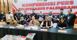Polisi menggelar pers rilis atas kasus pembunuhan dan pemerkosaan seorang remajua putri di Palembang, Kamis (5/8/2024). Foto: Sumselheadline/Ela.