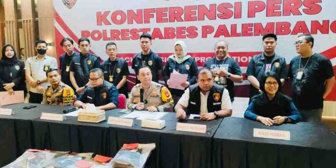 Polisi menggelar pers rilis atas kasus pembunuhan dan pemerkosaan seorang remajua putri di Palembang, Kamis (5/8/2024). Foto: Sumselheadline/Ela.