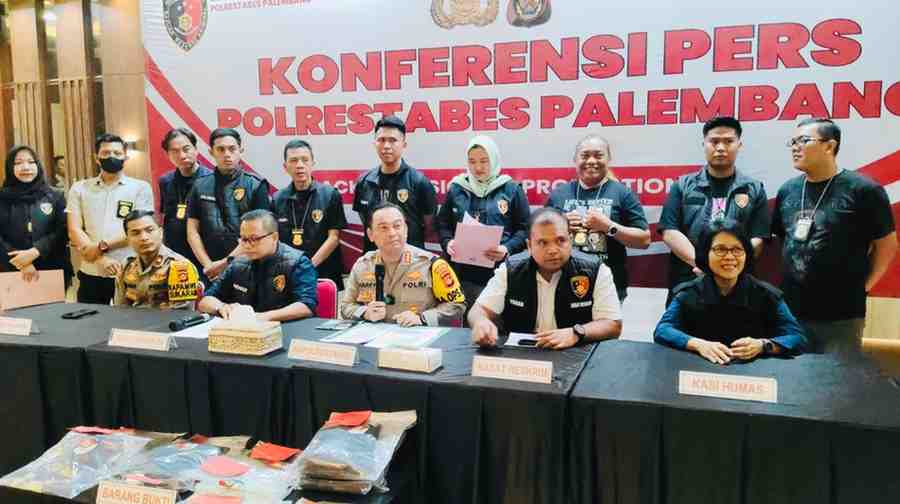 Polisi menggelar pers rilis atas kasus pembunuhan dan pemerkosaan seorang remajua putri di Palembang, Kamis (5/8/2024). Foto: Sumselheadline/Ela.