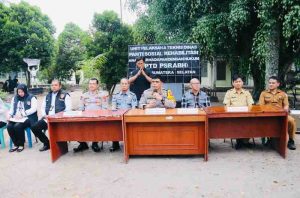 Jajaran pejabat Polda dan Polrestabes Palembang memberikan keterangan seputar pengusutan kasus pembunuhan siswi SMP di Talang Kerikil Palembang. Foto: Sumselheadline/Ela.