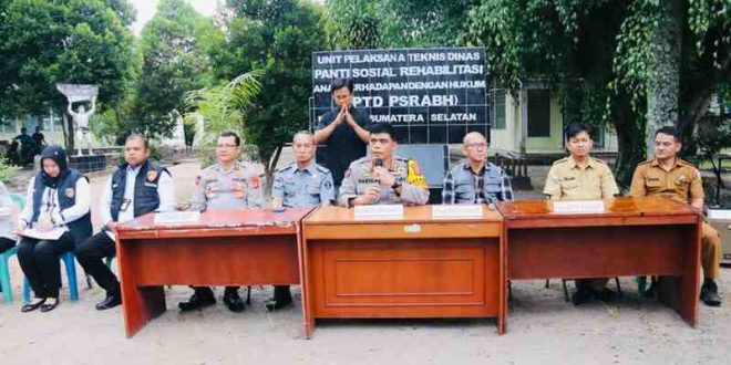 Jajaran pejabat Polda dan Polrestabes Palembang memberikan keterangan seputar pengusutan kasus pembunuhan siswi SMP di Talang Kerikil Palembang. Foto: Sumselheadline/Ela.