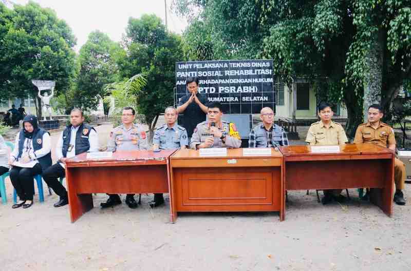 Jajaran pejabat Polda dan Polrestabes Palembang memberikan keterangan seputar pengusutan kasus pembunuhan siswi SMP di Talang Kerikil Palembang. Foto: Sumselheadline/Ela.