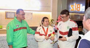Sekda Sumsel, Drs H Edward Candra MH bersama atlet yang berpretasi di PON Aceh Sumut. Foto: Humas Pemprov Sumsel.