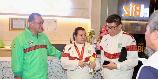 Sekda Sumsel, Drs H Edward Candra MH bersama atlet yang berpretasi di PON Aceh Sumut. Foto: Humas Pemprov Sumsel.
