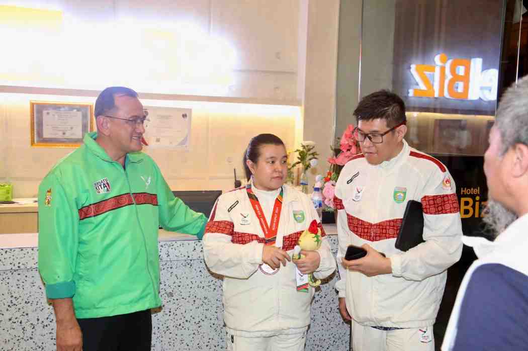 Sekda Sumsel, Drs H Edward Candra MH bersama atlet yang berpretasi di PON Aceh Sumut. Foto: Humas Pemprov Sumsel.
