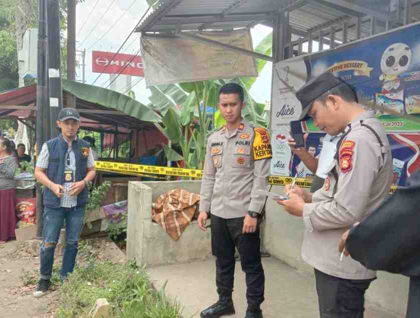 Polisi melakukanb olah TKP penemuan sopir truk yang meninggal dunia, Selasa (24/9/2024). Foto: Sumselheadline/Ela.