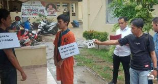 Penyidik melakukan rekontruksi pembunuhan petani di Empat Lawang, dengan tersangka Winki (35), Rabu (11/9/2024). Foto: Sumselheadline/Ela.