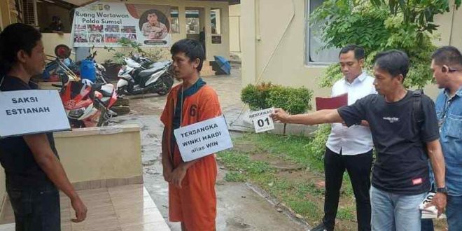 Penyidik melakukan rekontruksi pembunuhan petani di Empat Lawang, dengan tersangka Winki (35), Rabu (11/9/2024). Foto: Sumselheadline/Ela.