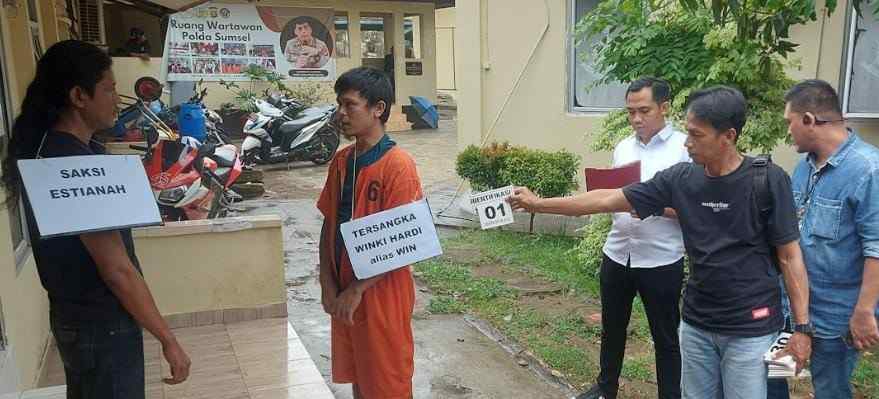Penyidik melakukan rekontruksi pembunuhan petani di Empat Lawang, dengan tersangka Winki (35), Rabu (11/9/2024). Foto: Sumselheadline/Ela.