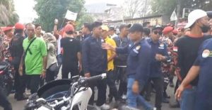 Suasana saat keribuatan di KPU Palembang, Senin (23/9/2024). Foto: screenshot medsos.