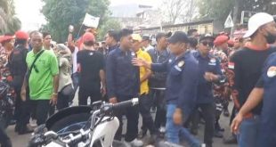 Suasana saat keribuatan di KPU Palembang, Senin (23/9/2024). Foto: screenshot medsos.