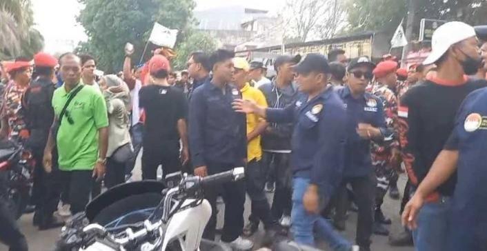 Suasana saat keribuatan di KPU Palembang, Senin (23/9/2024). Foto: screenshot medsos.