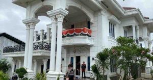 Rumah mewah di Jalan Pengadilan Km 9 Palembang digeledah Kejari OKI, terkait dugaan koruspi di Panwaslu, Selasa (10/9/2024). Foto: Sumselheadline/Ela.