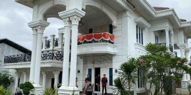 Rumah mewah di Jalan Pengadilan Km 9 Palembang digeledah Kejari OKI, terkait dugaan koruspi di Panwaslu, Selasa (10/9/2024). Foto: Sumselheadline/Ela.