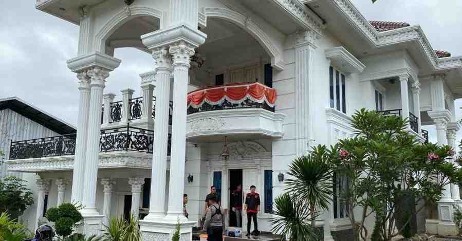 Rumah mewah di Jalan Pengadilan Km 9 Palembang digeledah Kejari OKI, terkait dugaan koruspi di Panwaslu, Selasa (10/9/2024). Foto: Sumselheadline/Ela.