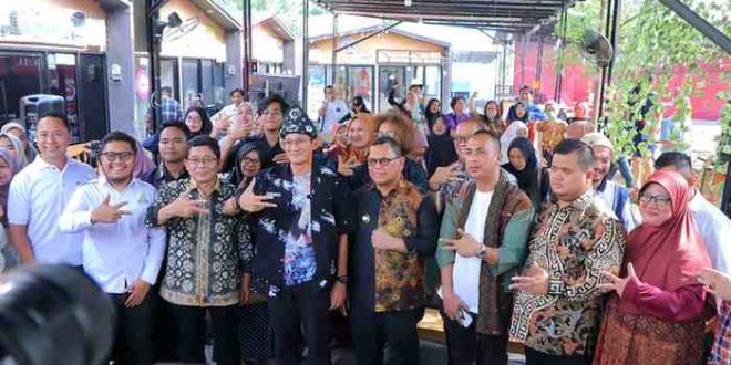 Menteri Sandiaga Uno menjadi narasumber pada agenda Kelana Nusantara dalam rangka Pengembangan Kabupaten/Kota Kreatif Indonesia yang berlangsung di Utopia Collaboration Space, Minggu (15/9/2024). Foto: Kominfo Palembang.