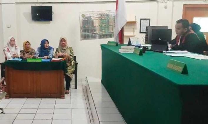 Sidang perdana gugatan karyawati terhadap perusahaan yang memecatnya di PN Palembang, Senin (9/9/2024). Foto: Sumselheadline/Ela.