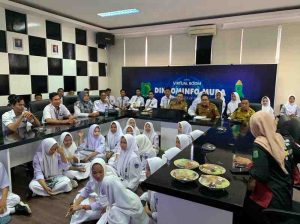 Siswa SMK 1 Sekayu mendengarkan paparan tentang Broadcasting di Kominfo Muba, Senin (30/9/2024). Foto: Kominfo Muba.