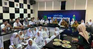 Siswa SMK 1 Sekayu mendengarkan paparan tentang Broadcasting di Kominfo Muba, Senin (30/9/2024). Foto: Kominfo Muba.