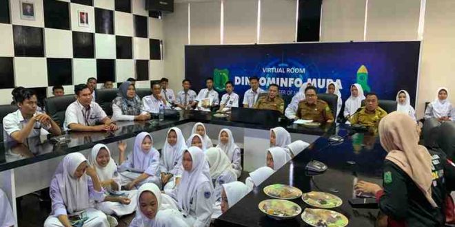 Siswa SMK 1 Sekayu mendengarkan paparan tentang Broadcasting di Kominfo Muba, Senin (30/9/2024). Foto: Kominfo Muba.