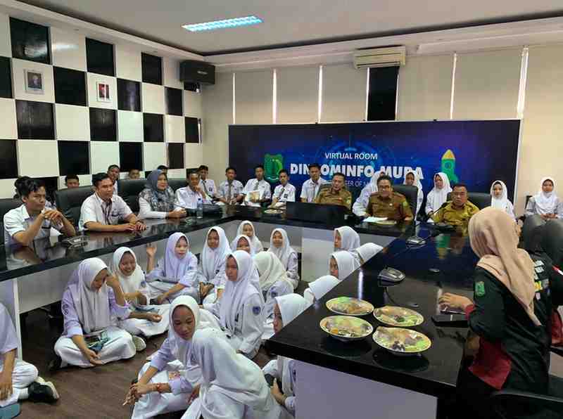 Siswa SMK 1 Sekayu mendengarkan paparan tentang Broadcasting di Kominfo Muba, Senin (30/9/2024). Foto: Kominfo Muba.
