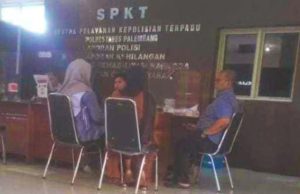 Didampingi orangtuanya, AA melaporkan mantan kakak kelasnya ke polisi karena melakukan bullying dan pelecehan, Kamis (12/9/2024). Foto: Sumselheadline?ela.