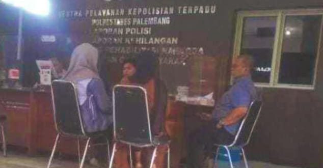 Didampingi orangtuanya, AA melaporkan mantan kakak kelasnya ke polisi karena melakukan bullying dan pelecehan, Kamis (12/9/2024). Foto: Sumselheadline?ela.