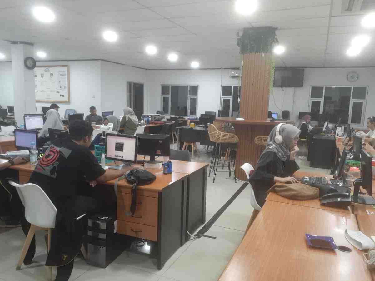 Suasana kerja di ruang redaksi Sriwijaya Post dan Sripoku.com. Foto: Rustam.