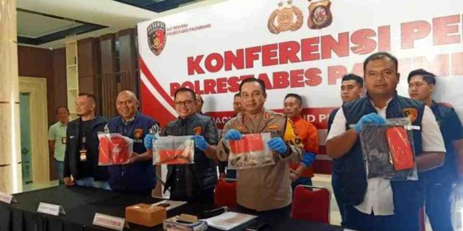 Dirreskrimum Polda Sumsel, Kombes Pol M Anwar Reksowidjojo SH SIk didampingi Kapolrestabes Palembang, Kombes Pol Dr Harryo Sugihhartono, saat press release, Selasa (10/9/2024). Foto: Sumselheadline/Ela.