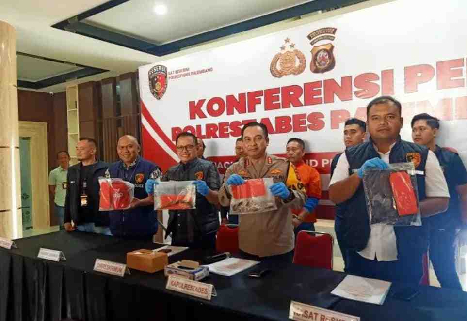 Dirreskrimum Polda Sumsel, Kombes Pol M Anwar Reksowidjojo SH SIk didampingi Kapolrestabes Palembang, Kombes Pol Dr Harryo Sugihhartono, saat press release, Selasa (10/9/2024). Foto: Sumselheadline/Ela.