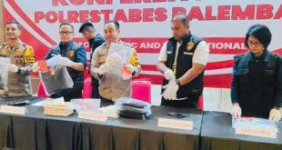 Kapolrestabes Palembang Kombes Pol Harryo Sugihhartono saat pers rils penangkapan pelaku pembunuhan. Foto: Sumselheadline/Ela.