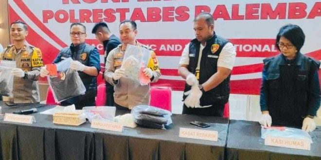 Kapolrestabes Palembang Kombes Pol Harryo Sugihhartono saat pers rils penangkapan pelaku pembunuhan. Foto: Sumselheadline/Ela.