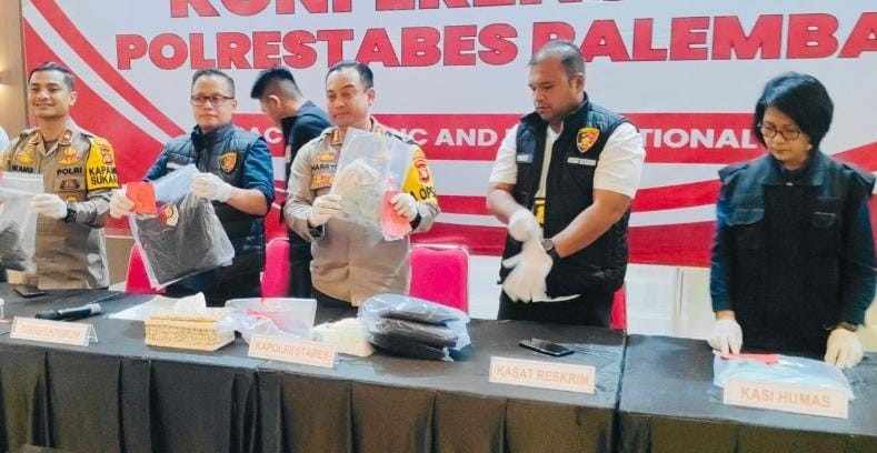 Kapolrestabes Palembang Kombes Pol Harryo Sugihhartono saat pers rils penangkapan pelaku pembunuhan. Foto: Sumselheadline/Ela.