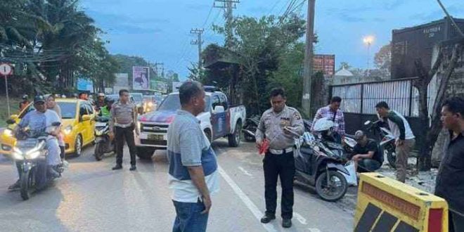 Polisi melakukan olah TKP atas kecelakaan yang menewaskan Fradita di kawasan IT I Palembang, Minggu (29/9/2024). Foto: Sumselheadline/Ela.