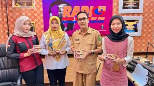 Maria Gustina Lestari, Owner Teh Gaharu Aga, dengan teh gaharunya, Senin (9/9/2024), Foto: Kominfo Muba.
