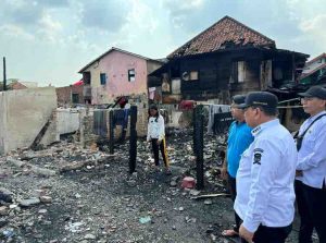 Pj Walikota Palembang, A Damenta menijau bekas kebakaran di 10 Ulu, Rabu (4/9/2024). Foto: Kominfo Palembang.