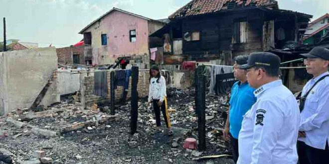 Pj Walikota Palembang, A Damenta menijau bekas kebakaran di 10 Ulu, Rabu (4/9/2024). Foto: Kominfo Palembang.