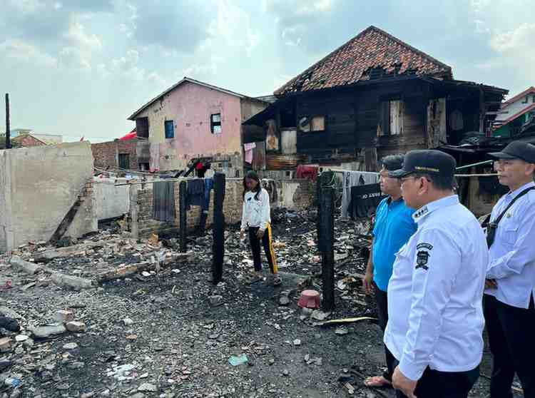 Pj Walikota Palembang, A Damenta menijau bekas kebakaran di 10 Ulu, Rabu (4/9/2024). Foto: Kominfo Palembang.