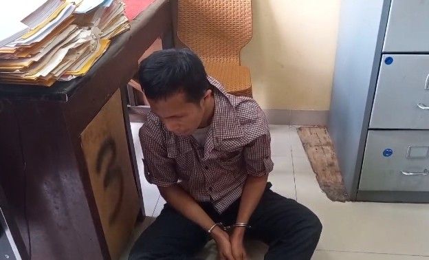 Rian, pelaku penipuan, yang tak mau bayar setelah isi saldo OVO, Selasa (17/9/2024). Foto: Sumselheadline/Ela.